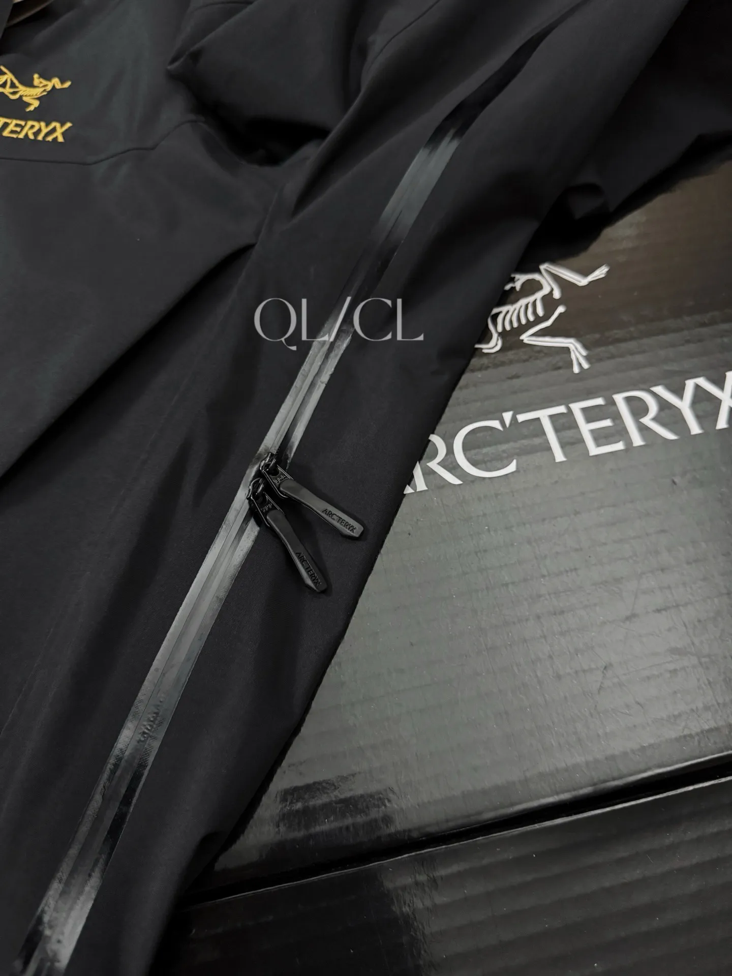 K 66 Quality ARC'TERYX ALPHA SV 8 Breathable Sv ， ， ， ： N X GORE-TEX® Alpha SV Wear-Resistant Wear-Resistant : ykk logo TPU 100 1.1 Water Tight™ : 70 : logo， Velcro® ， ， ， Hem Lock ： Size：XS-XXL ：116 120 124 128 132 136 ：48 49 50 51 52 53 ：62 63 64 67 68 ：70.5 72.5 74.5 76.5 77.5 78.5